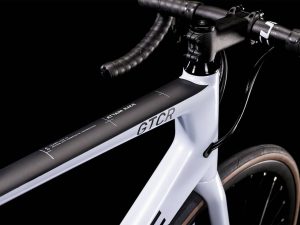 attaingtcracefrostwhite2022b