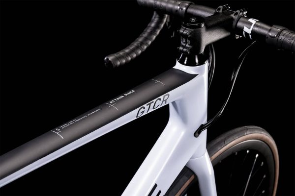 attaingtcracefrostwhite2022b
